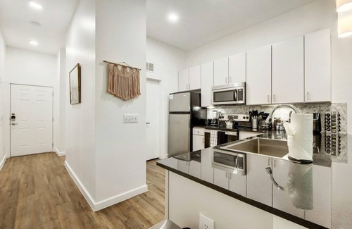 Travis Heights Wohnung | ATX Vibes SoCo Suite - Pool, Gym, Rooftop, Free Parking, Best Location!