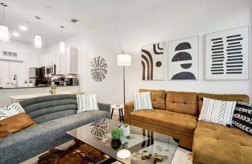 Travis Heights Wohnung | ATX Vibes SoCo Suite - Pool, Gym, Rooftop, Free Parking, Best Location!
