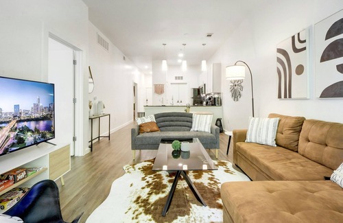 Travis Heights Wohnung | ATX Vibes SoCo Suite - Pool, Gym, Rooftop, Free Parking, Best Location!