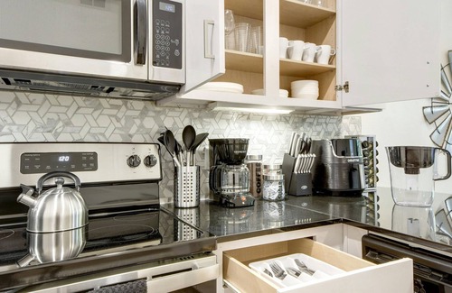 Travis Heights Wohnung | ATX Vibes SoCo Suite - Pool, Gym, Rooftop, Free Parking, Best Location!