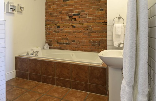 Lower Town Hotel | Auberge Saint-Pierre