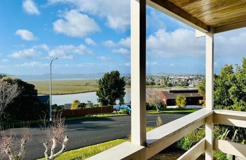 West Harbour Haus | Auckland Sea&SkyTower view HOMESTAY with free Netflix, Parking