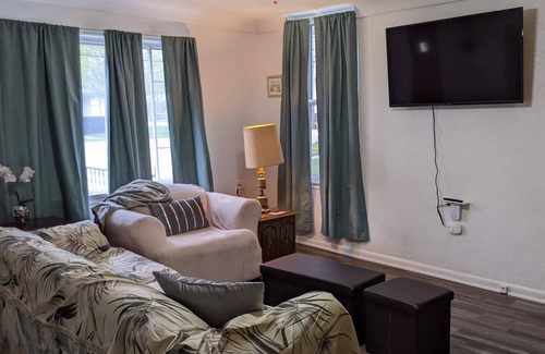 Dundee Haus | Aunt Rose's Place 2 BR on the river