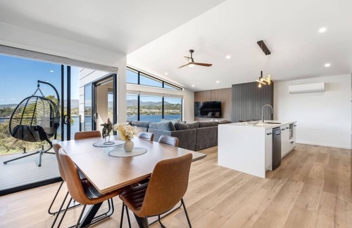 Austins Ferry Wohnung | Austins Ferry Haven Modern Waterfront Retreat