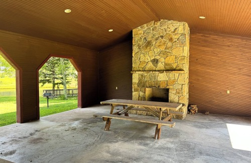 Davis Haus | Authentic Hemlock Log Cabin 4 Bedroom Ski Chalet On Lake And Next To Ski Slopes