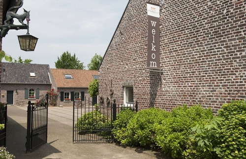 Schafelt Haus | Authentic Holiday Home in Baarlo with Private Terrace