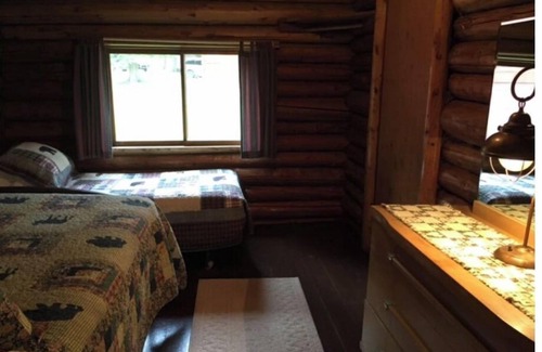 Northome Kabine | Authentic Log Cabin Pet Friendly Northshore Bay Resort