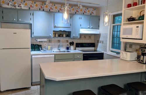 Berkeley Springs Haus | Autumn Wings - Propane Grill, Wifi, Kid Friendly, King Bed, Games, Screen Porch, Pool Access, Hiking