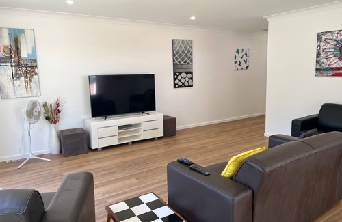 Beresfield Villa | AVALON REST THORNTON 2 Bedroom Apartment in Tranquil Location