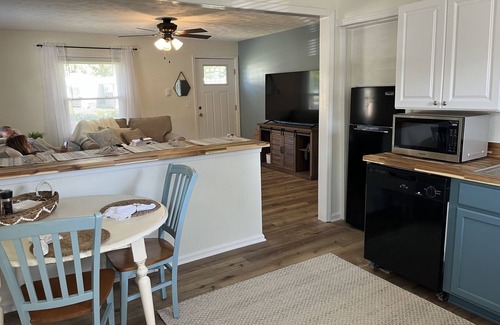 Avon Lake Hütte | Avon Lake Updated 2 Bedroom Cottage near Lake Erie on Very Quite Wooded Street