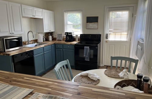 Avon Lake Hütte | Avon Lake Updated 2 Bedroom Cottage near Lake Erie on Very Quite Wooded Street