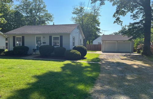 Avon Lake Hütte | Avon Lake Updated 2 Bedroom Cottage near Lake Erie on Very Quite Wooded Street