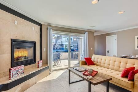 Newport Shores Haus | Awesome 3BR 2BTH 1 Block To Beach C2