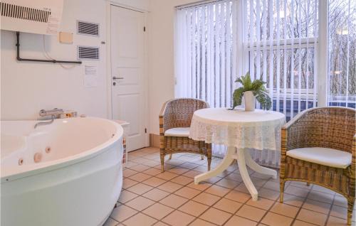 Jegum Haus | Awesome Home In Oksbøl With Kitchen