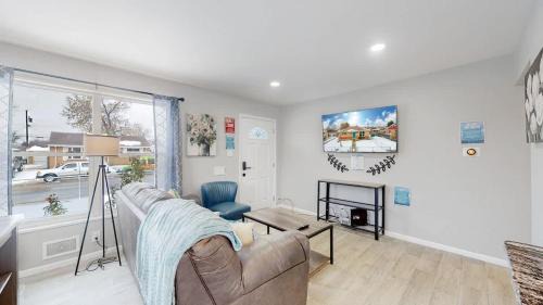Twin Lakes Haus | Awesome Two Bedroom Family Upper Unit in Denver