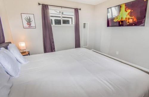 Twin Lakes Haus | Awesome Two Bedroom Family Upper Unit in Denver