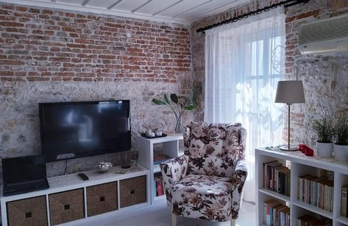 Ayvalik City Center Haus | Ayvalık merkezde eski taş rumevi