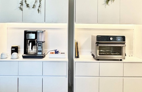 Concord Haus | Azure Abode with Wifi / AC Near Napa, SF, Hospitals & Bay Area!