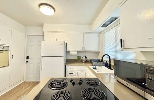 Concord Haus | Azure Abode with Wifi / AC Near Napa, SF, Hospitals & Bay Area!
