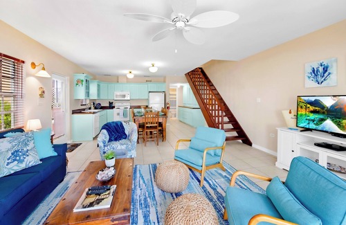 North Side Haus | Azure Breeze #4, Beachfront, White Sand, Bikes, Kayak, Snorkel Gear, Rum Point!!