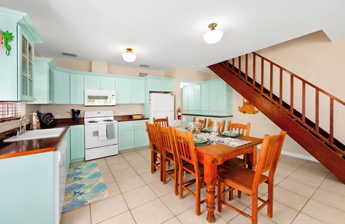 North Side Haus | Azure Breeze #4, Beachfront, White Sand, Bikes, Kayak, Snorkel Gear, Rum Point!!