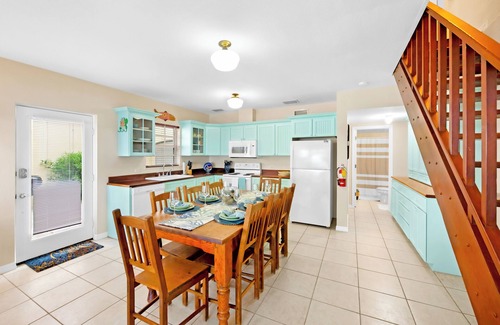 North Side Haus | Azure Breeze #4, Beachfront, White Sand, Bikes, Kayak, Snorkel Gear, Rum Point!!