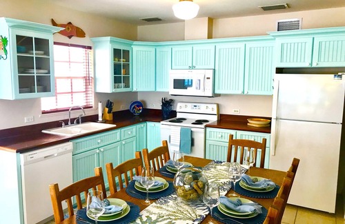 North Side Haus | Azure Breeze #4, Beachfront, White Sand, Bikes, Kayak, Snorkel Gear, Rum Point!!