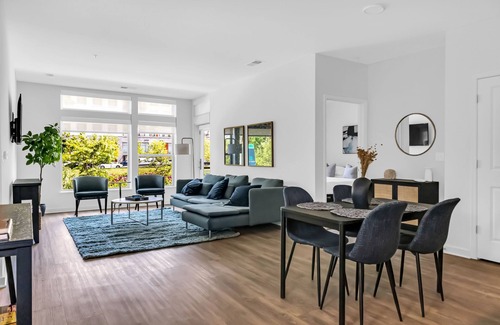 McLean Wohnung | Azure Escape 2BR/2BTH: Tysons Oasis with Gym / Pool / Huddle Rooms + Parking