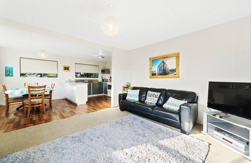 Otaki Beach Haus | Babbacombe Bach - Otaki Beach Holiday Home