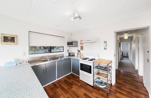 Otaki Beach Haus | Babbacombe Bach - Otaki Beach Holiday Home