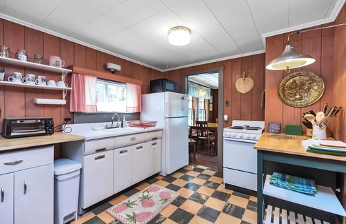 Amherst Hütte | Baboosic Lake - Wonderful Classic S. NH Vacation Cottage all to Yourself