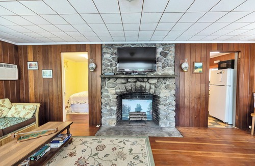 Amherst Hütte | Baboosic Lake - Wonderful Classic S. NH Vacation Cottage all to Yourself