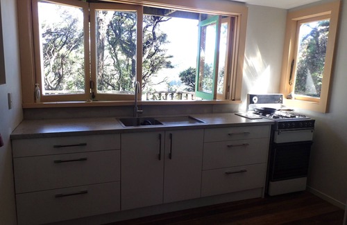 Tryphena Haus | Bach in ruhigen Buschland mit Meerblick