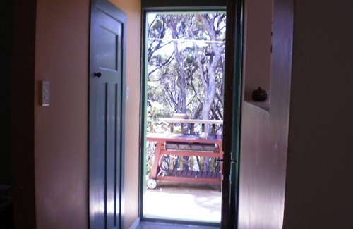 Tryphena Haus | Bach in ruhigen Buschland mit Meerblick