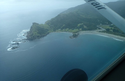 Tryphena Haus | Bach in ruhigen Buschland mit Meerblick