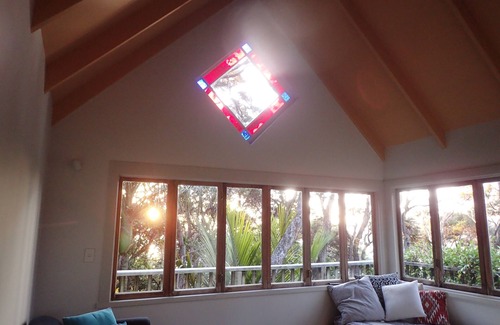 Tryphena Haus | Bach in ruhigen Buschland mit Meerblick