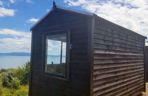 Waiomu Kabine | Bach with Stunning Sea Views in Conscious Community