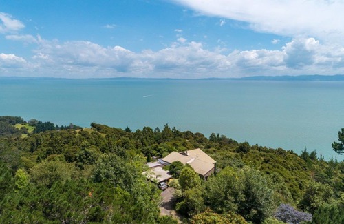 Waiomu Kabine | Bach with Stunning Sea Views in Conscious Community