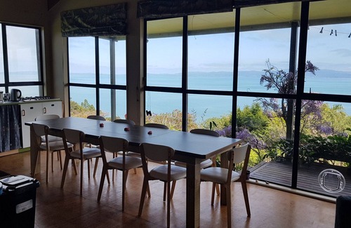 Waiomu Kabine | Bach with Stunning Sea Views in Conscious Community