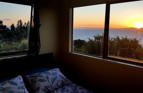 Waiomu Kabine | Bach with Stunning Sea Views in Conscious Community