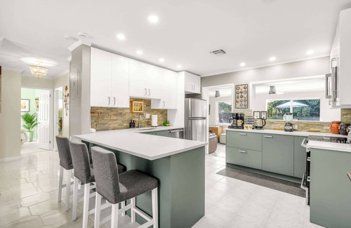 Croissant Park Haus | Backyard Oasis, 3 Hole Golf, Pool, Fire Pit