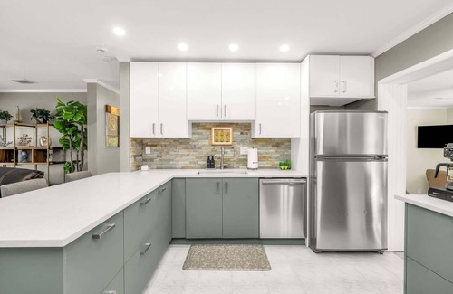 Croissant Park Haus | Backyard Oasis, 3 Hole Golf, Pool, Fire Pit