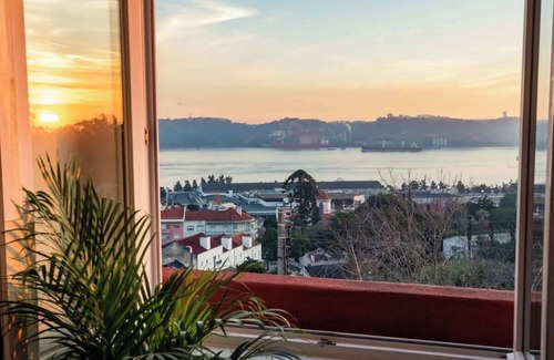 Santo Amaro Wohnung | Balcony Bliss | View & LX Factory, Congress Centre