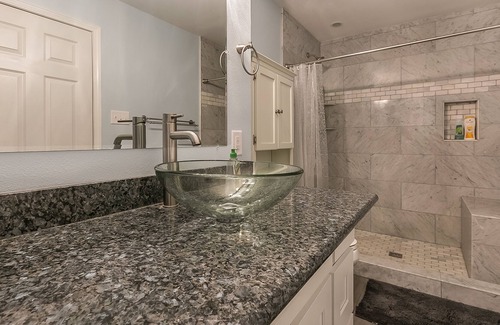 South 7th Ward Haus | WesomeSuper Frenchmen St Lage in der Nähe von FQ mit umlaufenden Balkon (18STR-20609)