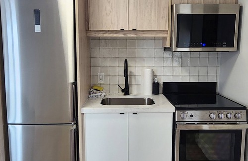 Kitchener Wohnung | Balcony Studio Unit Queen Bed overlooking the city in Prime Downtown Location