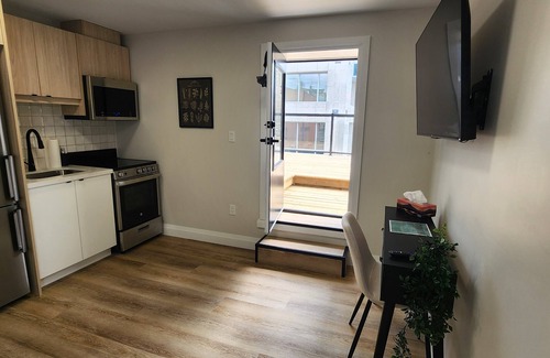 Kitchener Wohnung | Balcony Studio Unit Queen Bed overlooking the city in Prime Downtown Location