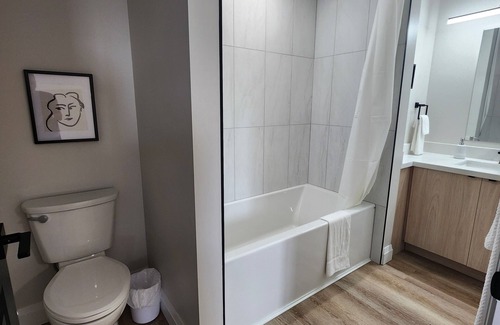 Kitchener Wohnung | Balcony Studio Unit Queen Bed overlooking the city in Prime Downtown Location
