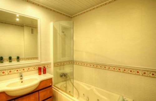 Sao Sebastiao Wohnung | Balcony with view, private garage, an elevator
