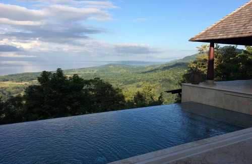 Hatillo Villa | Balinesische Bergvilla mit 100 Meilen freiem Blick auf den Pazifik.