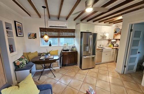 Shady Banks Hütte | Bamboo Cottage: Tropical Vibe Cottage im Strandstil